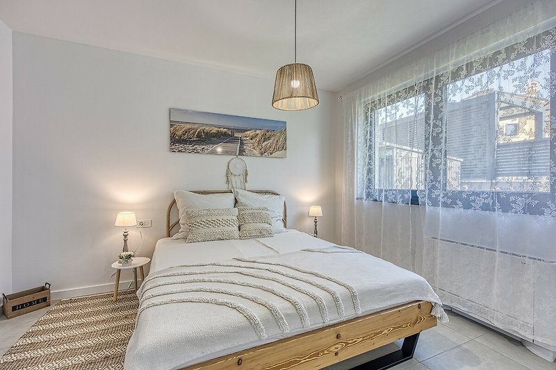 Komfortables Schlafzimmer mit stilvollem Holzmöbel und gemütlicher Beleuchtung.