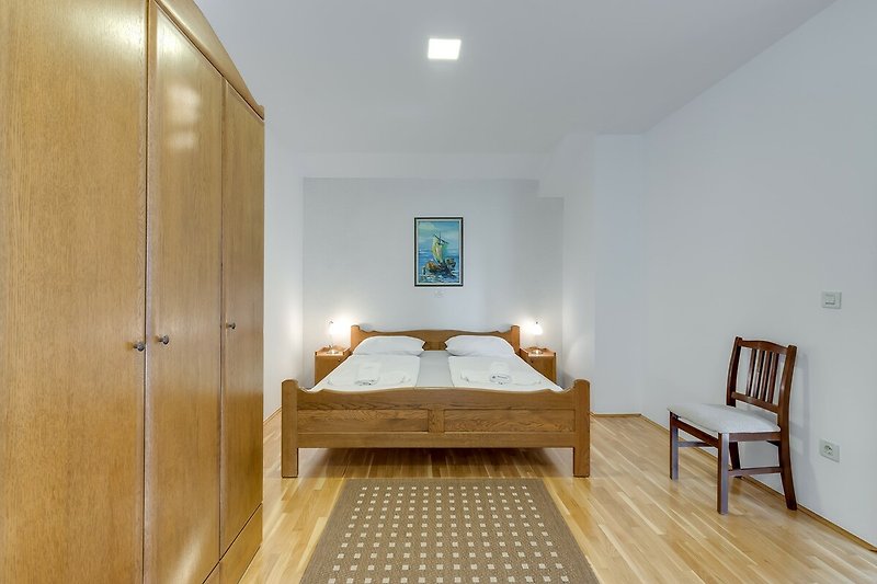 Schönes Schlafzimmer mit Holzmöbeln und stilvollem Design.