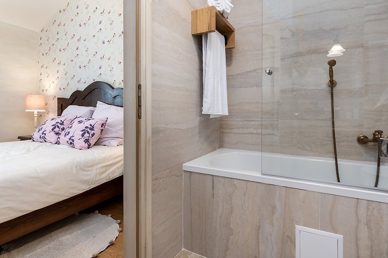 Gemütliches Badezimmer mit Holzmöbeln und stilvollem Design.