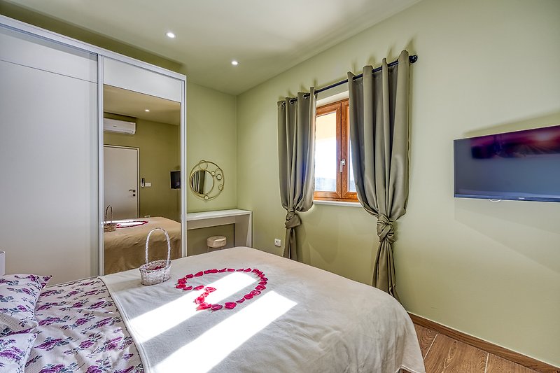 Stilvolles Schlafzimmer mit bequemem Bett und eleganten Möbeln.