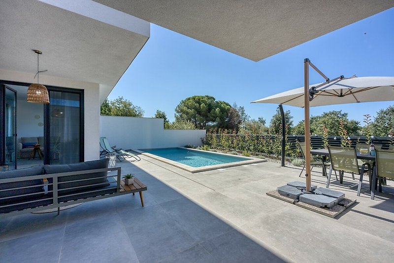Schwimmbad mit moderner Architektur und stilvollem Design.