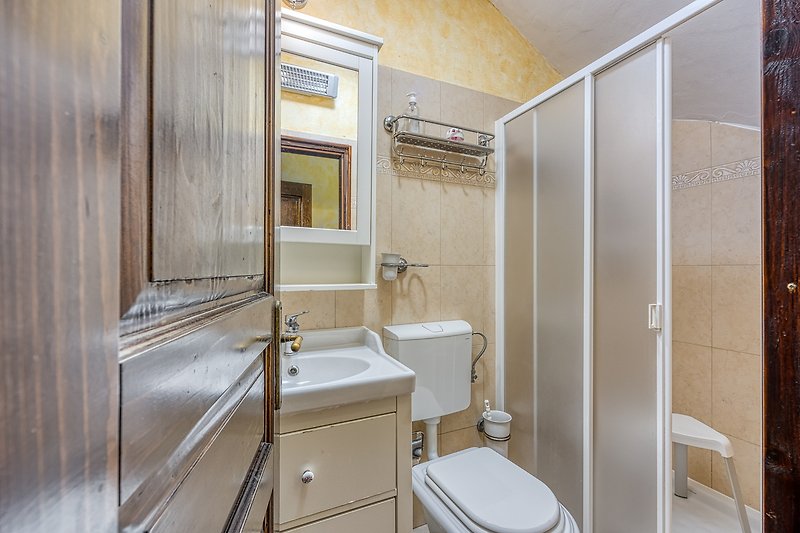 Ein stilvolles Badezimmer mit moderner Ausstattung und elegantem Design.