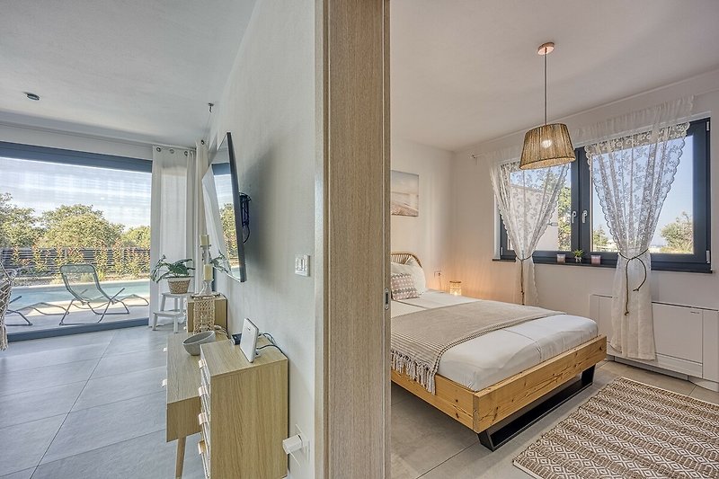 Stilvolles Schlafzimmer mit elegantem Holzmöbel und gemütlicher Beleuchtung.