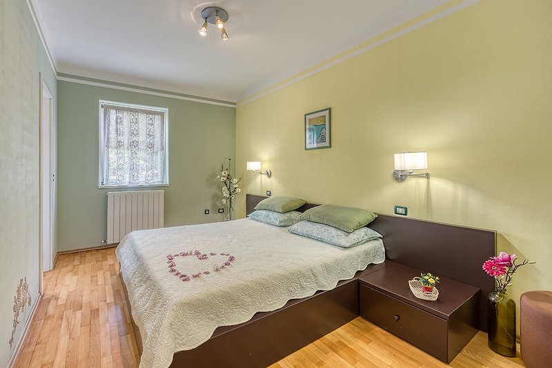 Einladendes Schlafzimmer mit gemütlichem Holzbett und stilvoller Beleuchtung.