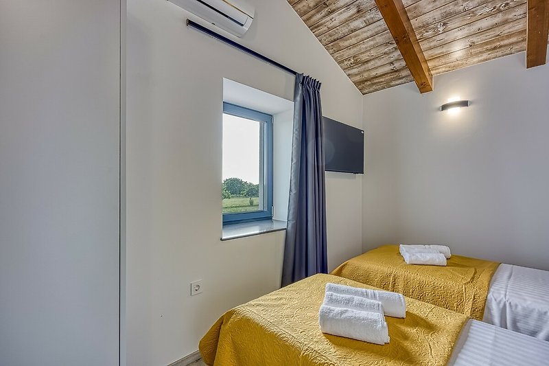 Komfortables Schlafzimmer mit Holzbett und stilvollem Interieur.