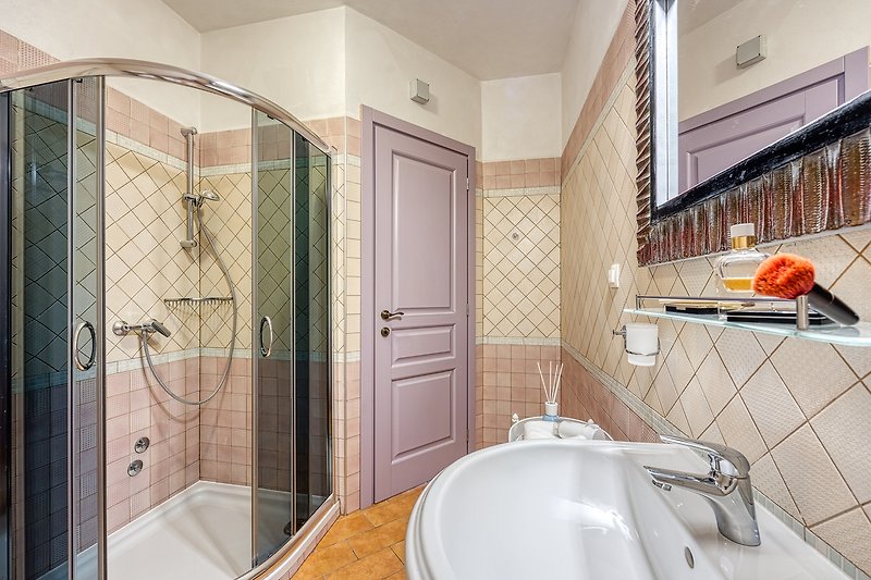 Gemütliches Badezimmer mit stilvoller Einrichtung und modernen Armaturen.