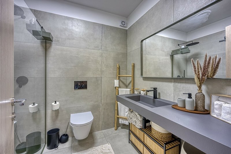 Modernes Badezimmer mit stilvollem Design und hochwertigen Armaturen.