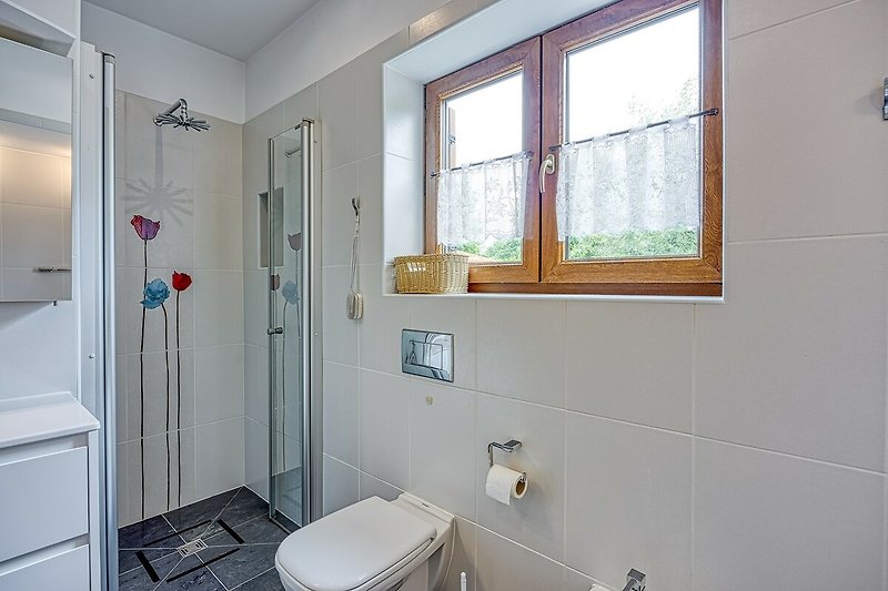 Moderne Badezimmerausstattung mit stilvoller Dusche und Toilette.