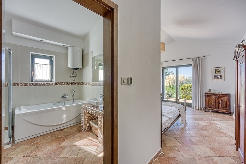 Gemütliches Badezimmer mit Holzmöbeln und stilvollem Design.