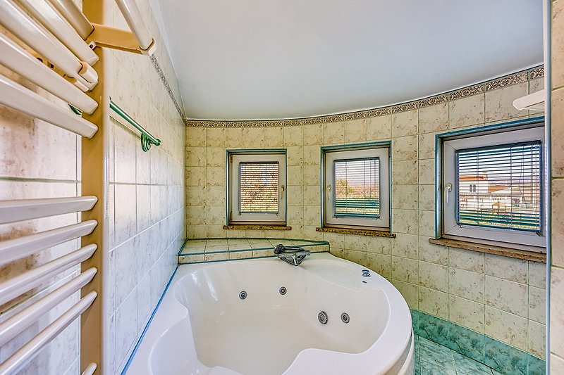 Stilvolles Badezimmer mit moderner Ausstattung und elegantem Design.
