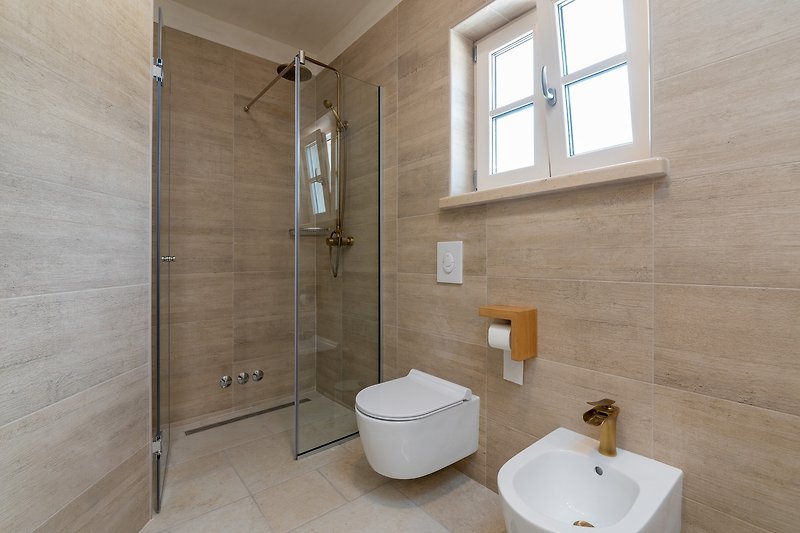 Modernes Badezimmer mit Holzakzenten und stilvollem Design.