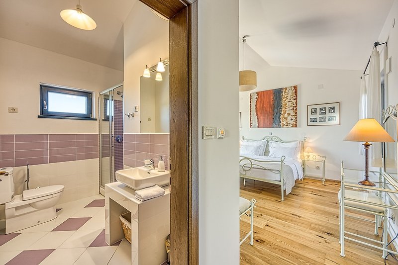 Gemütliches Badezimmer mit Holzmöbeln und modernem Design.