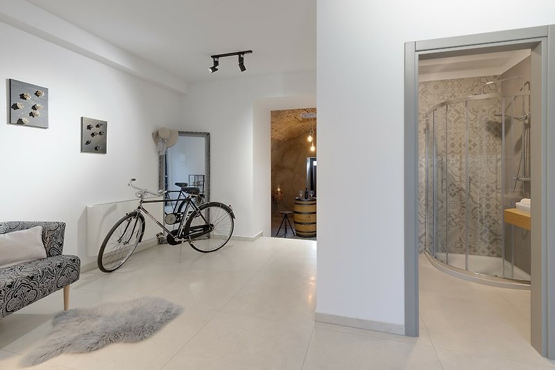 Gemütliches Haus mit Fahrrad, Holz und Kunst. Perfekt für Radfahrer.