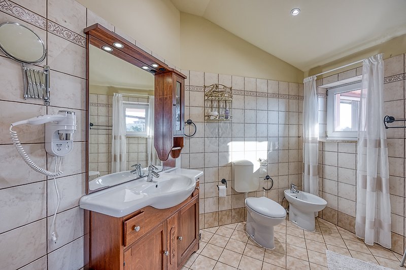 Stilvolles Badezimmer mit elegantem Design und hochwertigen Armaturen.