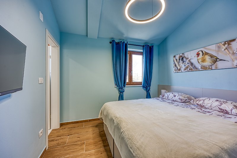 Elegantes Schlafzimmer mit stilvoller Beleuchtung und bequemem Bett.