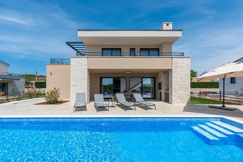 Schönes Ferienhaus mit Pool, Meerblick und stilvollem Design.