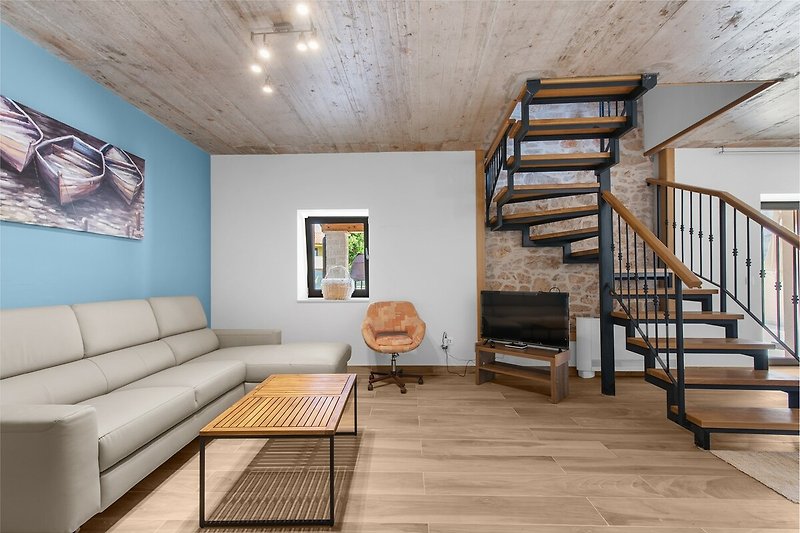 Gemütliches Wohnzimmer mit stilvoller Inneneinrichtung und Holzboden.