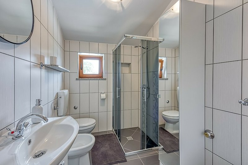 Modernes Badezimmer mit lila Waschbecken und stilvoller Armatur.