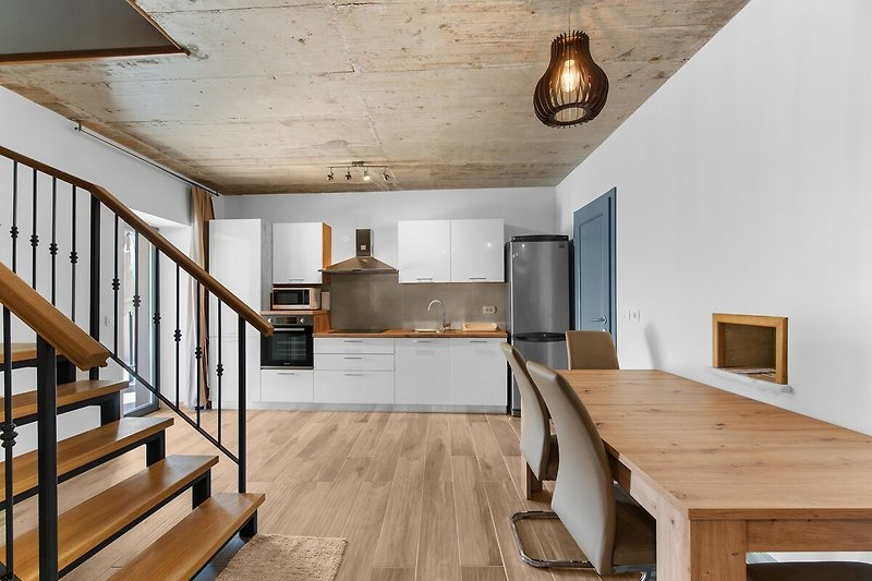 Stilvolles Holzhaus mit modernem Interieur und elegantem Design.