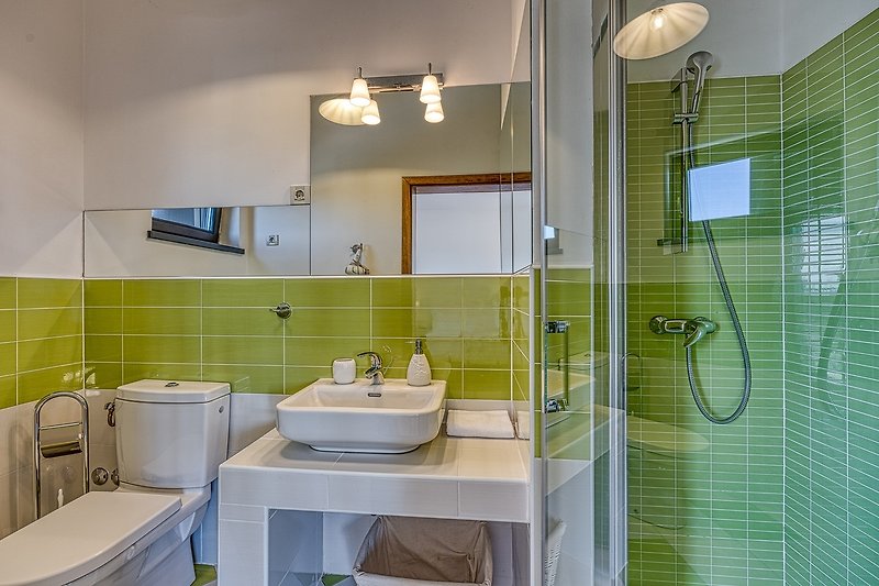 Einladendes Badezimmer mit lila Beleuchtung und stilvollem Design.