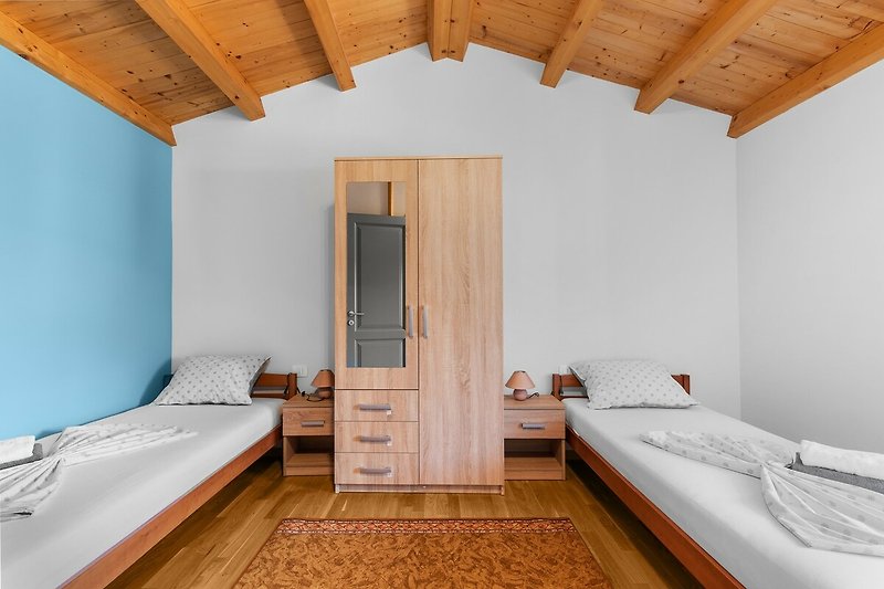 Komfortables Holzhaus mit stilvoller Inneneinrichtung und gemütlichem Bett.