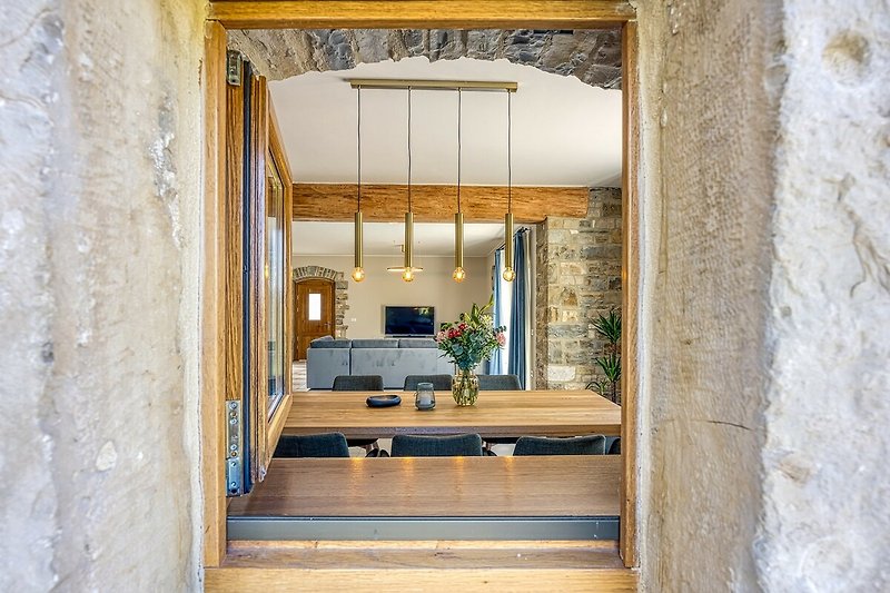 Geräumiger Wohnraum mit Holzverkleidung, Glasfenster und Architektur.