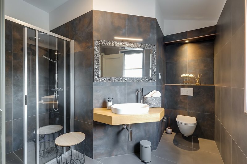 Gemütliches Badezimmer mit stilvoller Einrichtung und modernem Waschbecken.
