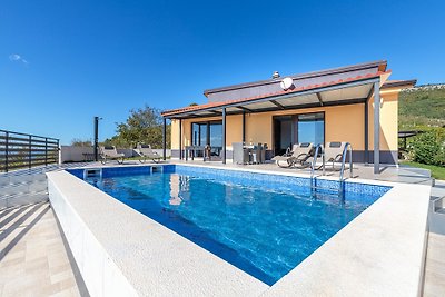 Holiday House with pool in Roc
