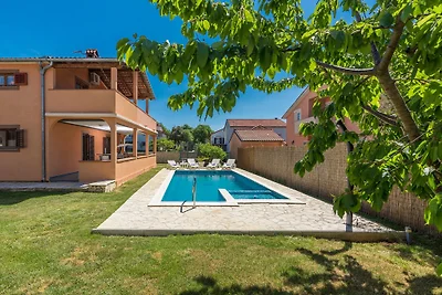 Emanuela mit Pool 