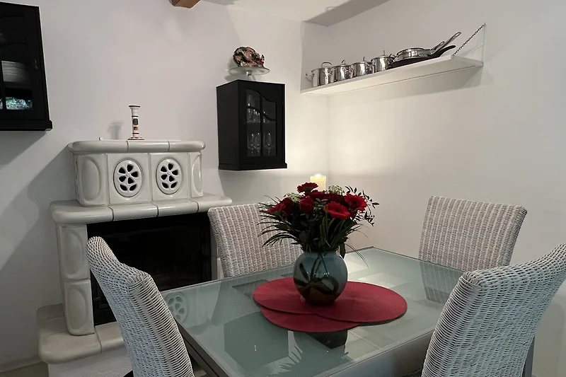 In onze moderne landelijke keuken met stijlvolle inrichting en moderne keukenapparatuur kunt u genieten van het koken in een aangename en functionele omgeving.