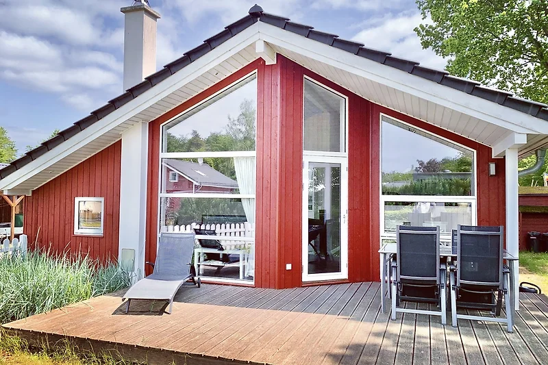 Gemütliches Holzhaus mit überdachter Terrasse