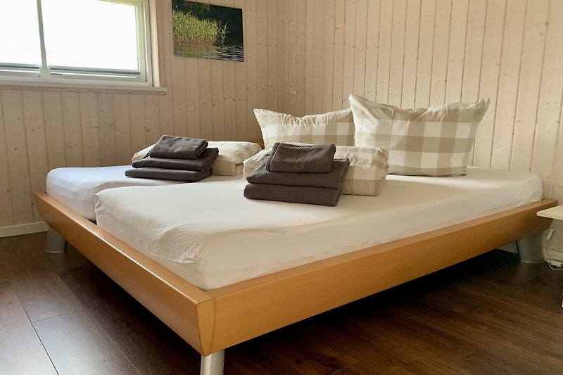 Bequemes Doppelbett (180x200) im Schlafzimmer 1