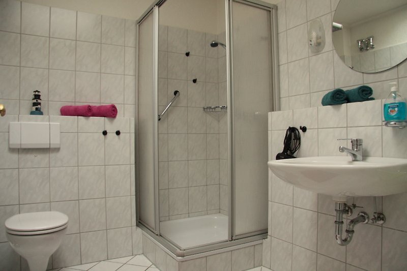 Een lichte badkamer met raam en voldoende opbergruimte voor uw cosmetica.