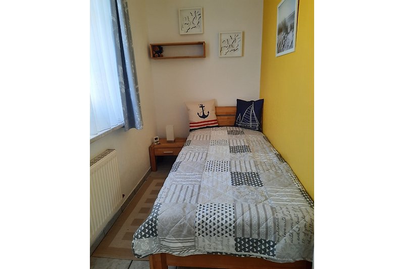 Kleines Zimmer mit gemütlichem Bett