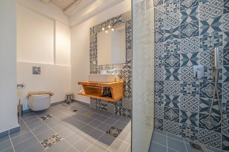 Ein stilvolles Badezimmer mit modernen Armaturen und Fliesen.