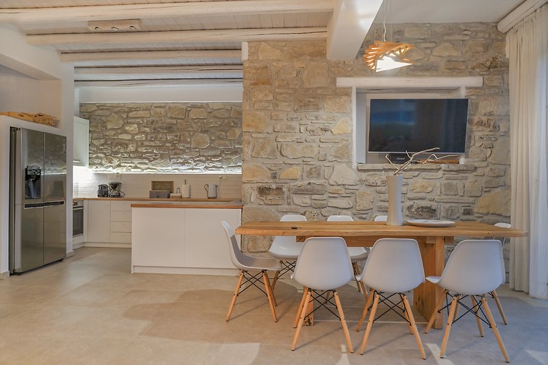 Einladende Küche mit Holzmöbeln und moderner Beleuchtung.