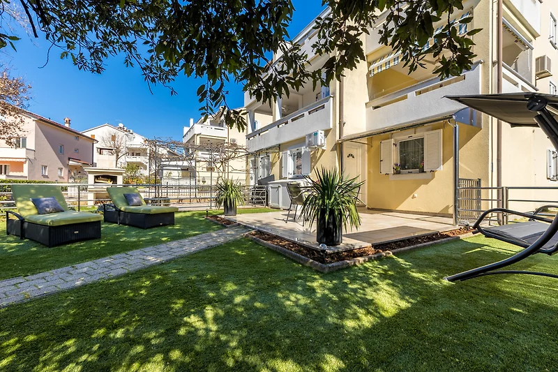 Apartment mit Balkon und Blick auf die Stadt.