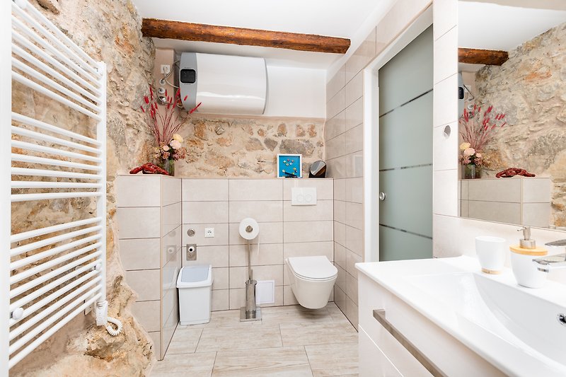 Stilvolles Badezimmer mit modernem Design und elegantem Waschbecken.
