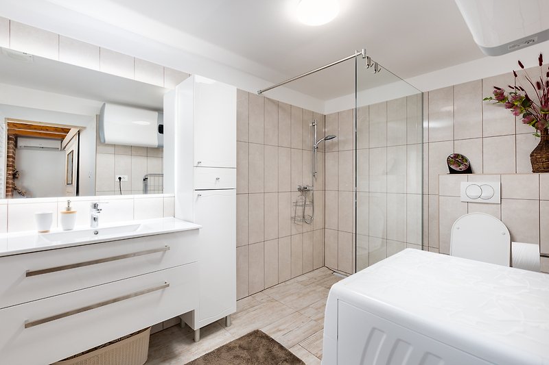Gemütliches Badezimmer mit modernem Design und stilvoller Einrichtung.