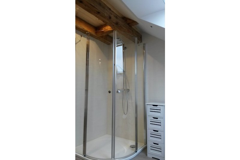Shower with a flat basin