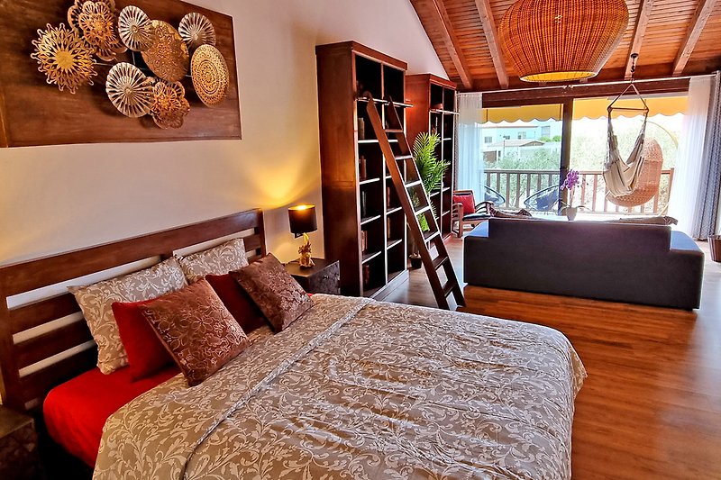Hauptschlafzimmer mit Bibliothek, begehbarem Kleiderschrank und Balkon mit Meerblick
