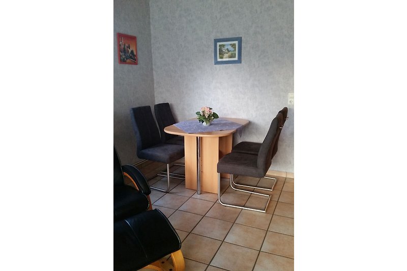 Esstisch mit 4 gemütlichen Stühlen