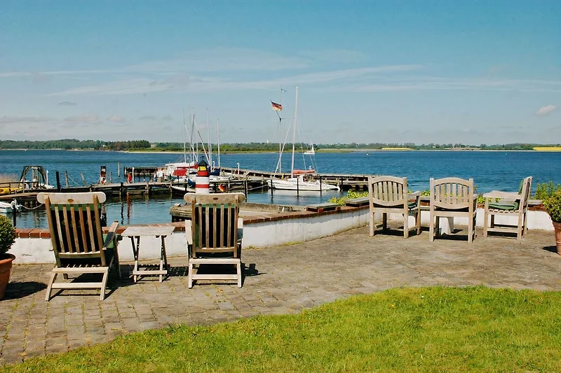 Grote tuin met uitzicht op de Schlei