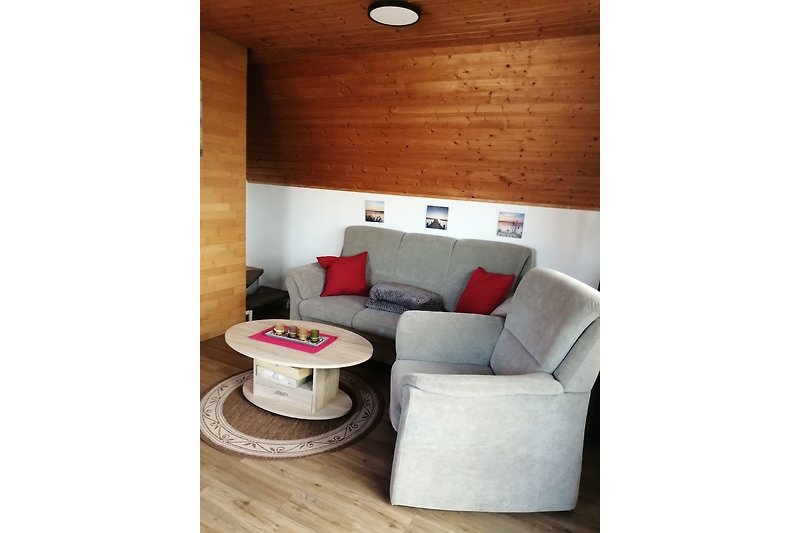 Modernes Wohnzimmer mit bequemer Couch, Holztisch und stilvoller Beleuchtung.