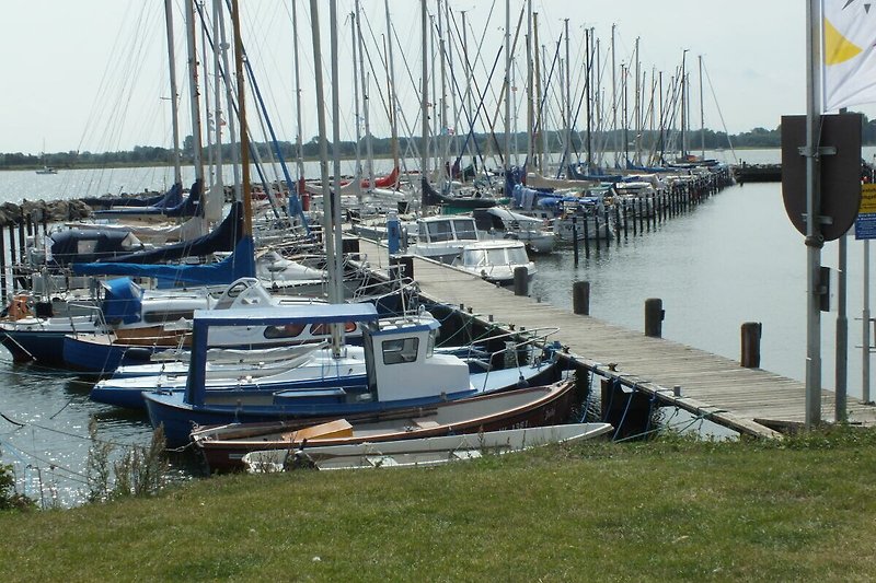Bootshafen mit Segelbooten im Ort Maasholm.