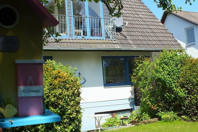 Das Ferienhaus liegt auf einem grünen und mit Terrassenplätzen angelegten Grundstück.