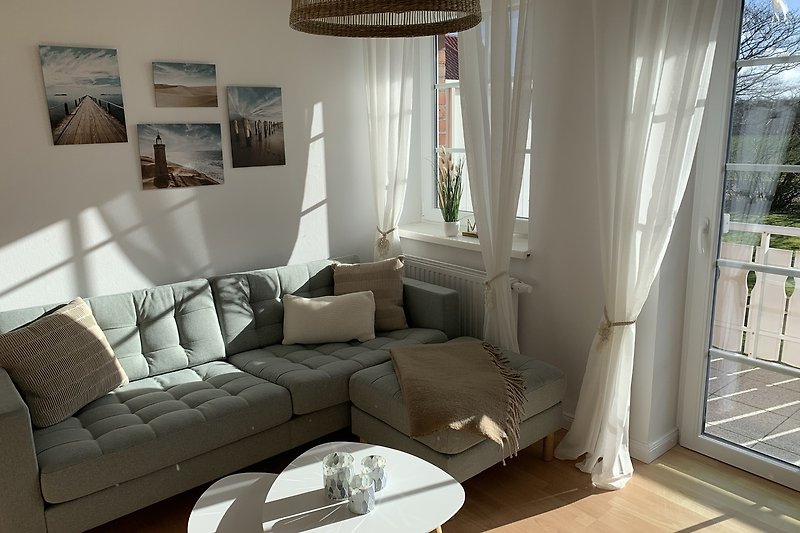 Stilvolles Wohnzimmer mit moderner Einrichtung und gemütlicher Beleuchtung.