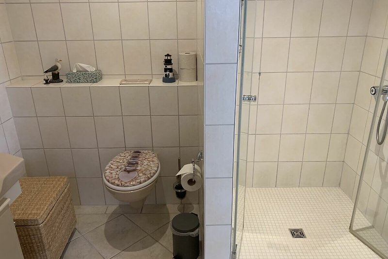 Das Badezimmer mit bodentiefer Dusche