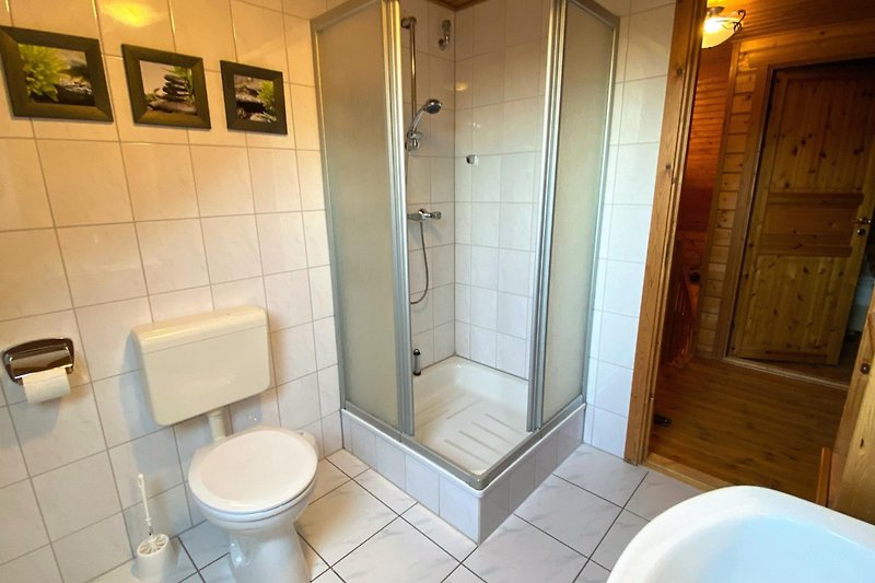 Gemütliches Badezimmer mit stilvollem Design und modernen Armaturen.