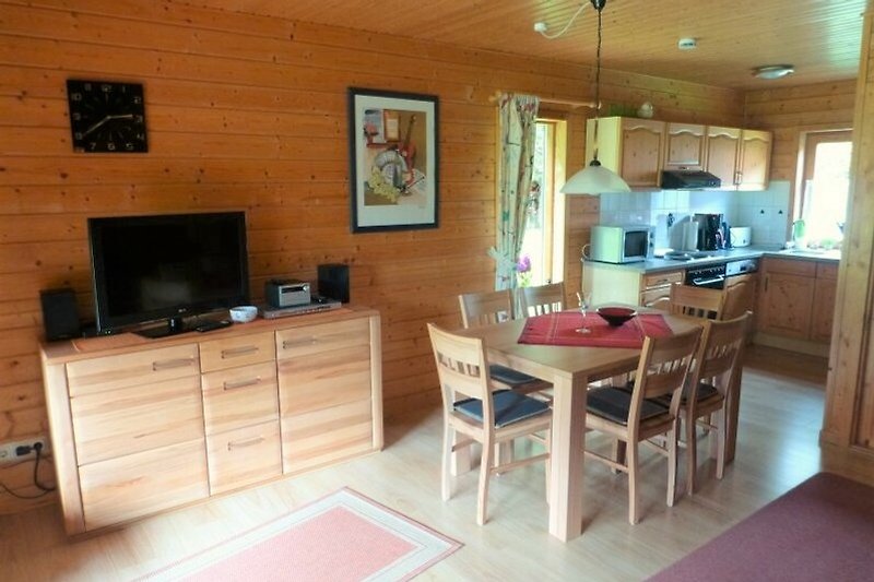 Bs.p HAS 38 - Gemütliches Wohnzimmer mit stilvoller Einrichtung und Holzmöbeln.